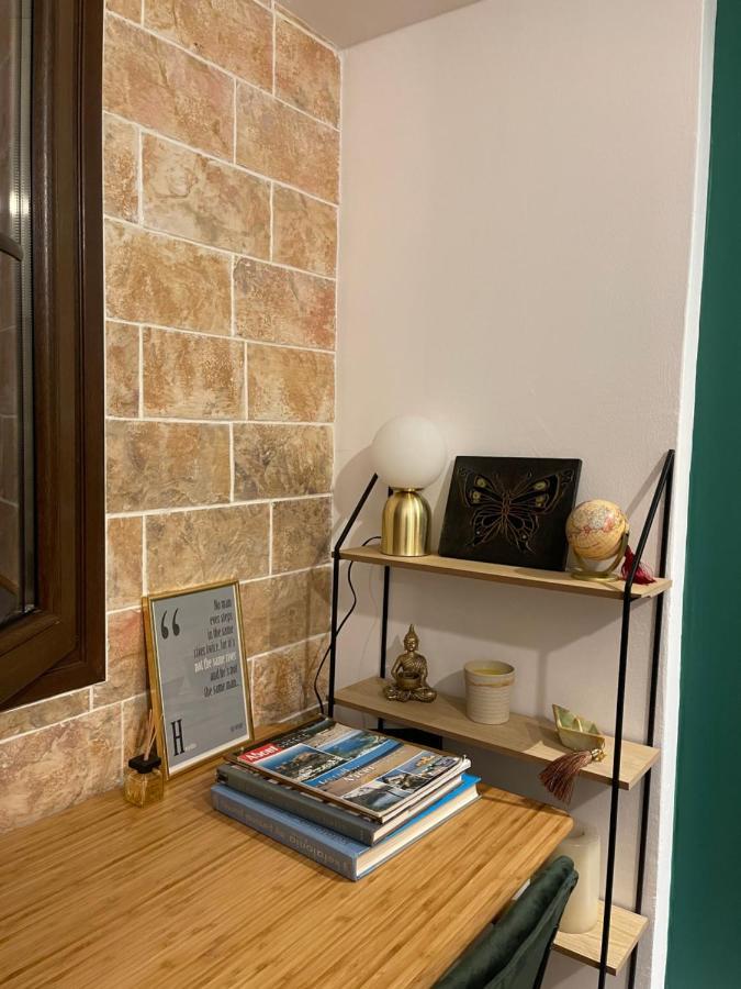 Cute Tiny Apartment In The Heart Of Flisvos Athens Exterior photo